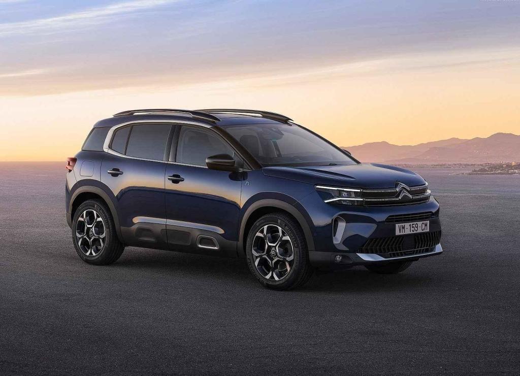Citroën C5 Aircross vyžaduje 4,9 litru nafty na sto kilometrů a koupit ho lze od 745 000 Kč