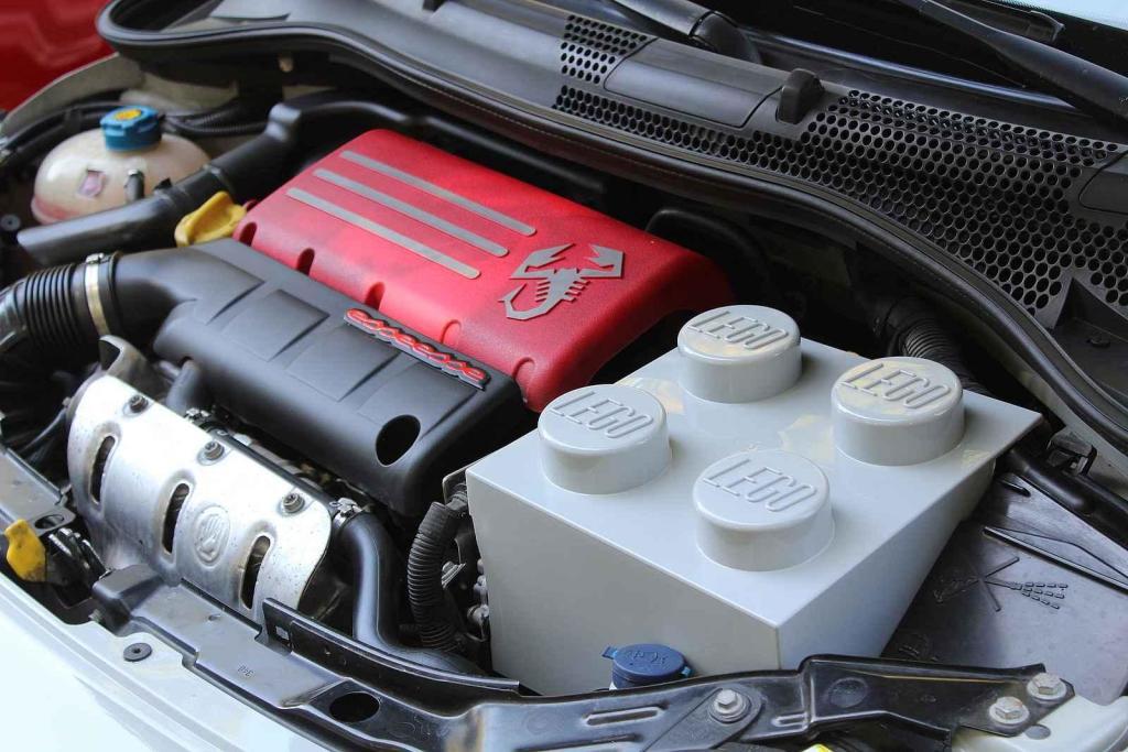 Festival MotorSvět se do areálu Psychiatrické nemocnice v Havlíčkově Brodě vrátil.po dvou letech. U některých aut byly k vidění zajímavé detaily.