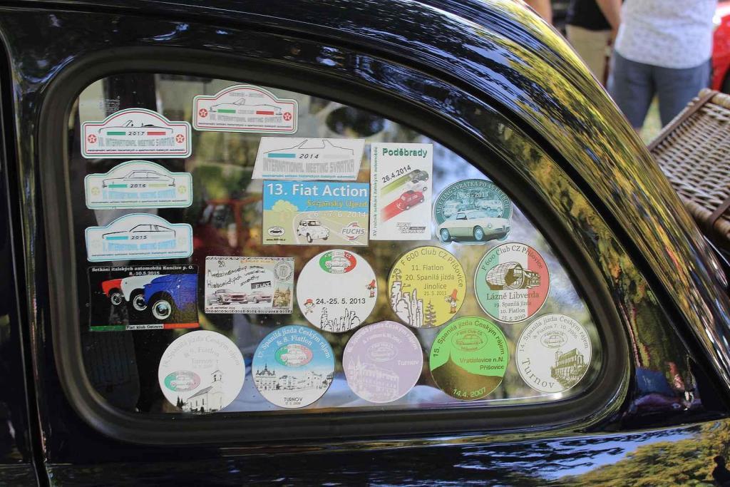 Festival MotorSvět se do areálu Psychiatrické nemocnice v Havlíčkově Brodě vrátil.po dvou letech. Některá auta měla na okně samolepky ze všech akcí, kterých se zúčastnila.