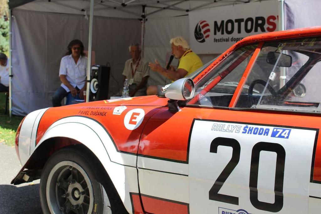 Festival MotorSvět se do areálu Psychiatrické nemocnice v Havlíčkově Brodě vrátil.po dvou letech. Vedle vystavených aut byl zájem také o rozhovory se závodníky.