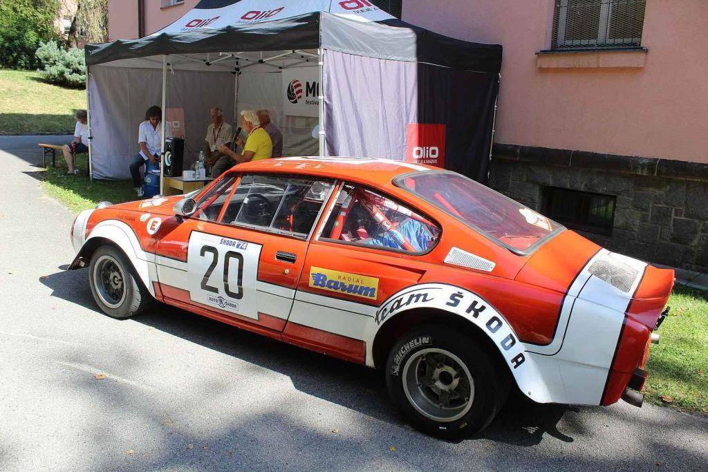 Festival MotorSvět se do areálu Psychiatrické nemocnice v Havlíčkově Brodě vrátil.po dvou letech. Vedle vystavených aut byl zájem také o rozhovory se závodníky.