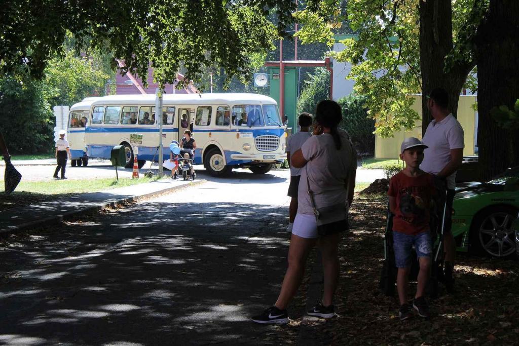 Festival MotorSvět se do areálu Psychiatrické nemocnice v Havlíčkově Brodě vrátil.po dvou letech. Návštěvníci se mohli svézt historickém "erťákem".