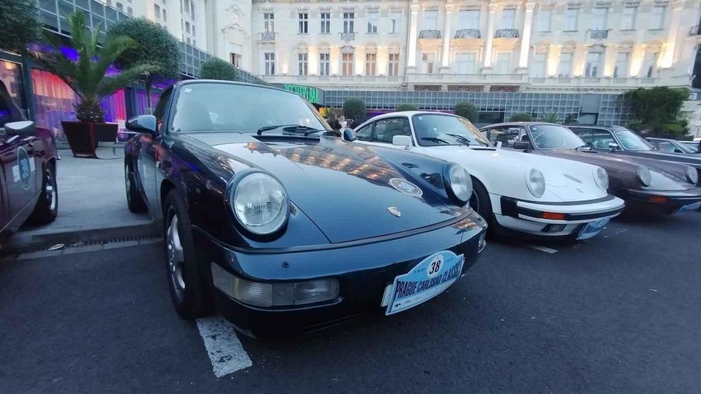 Účastníci Prague Carlsbad Classic a jejich vozy v sobotu večer před Grandhotelem Pupp.