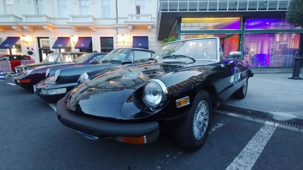 Účastníci Prague Carlsbad Classic a jejich vozy v sobotu večer před Grandhotelem Pupp.