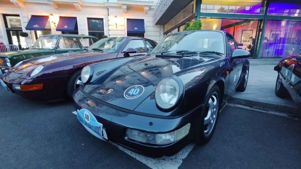 Účastníci Prague Carlsbad Classic a jejich vozy v sobotu večer před Grandhotelem Pupp.