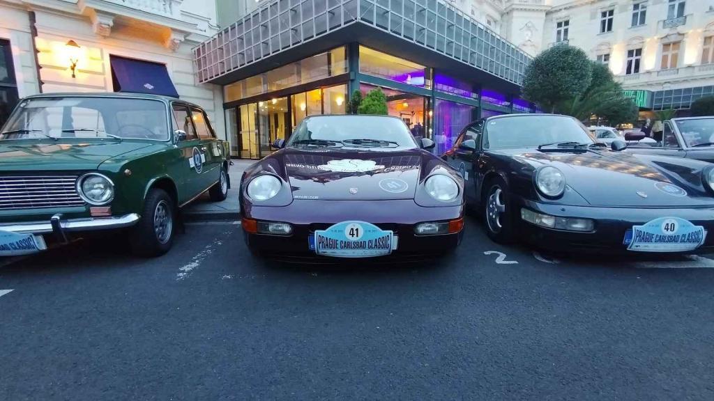 Účastníci Prague Carlsbad Classic a jejich vozy v sobotu večer před Grandhotelem Pupp.