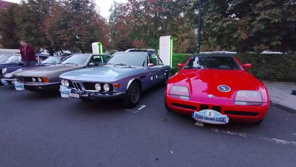 Účastníci Prague Carlsbad Classic a jejich vozy v sobotu večer před Grandhotelem Pupp.