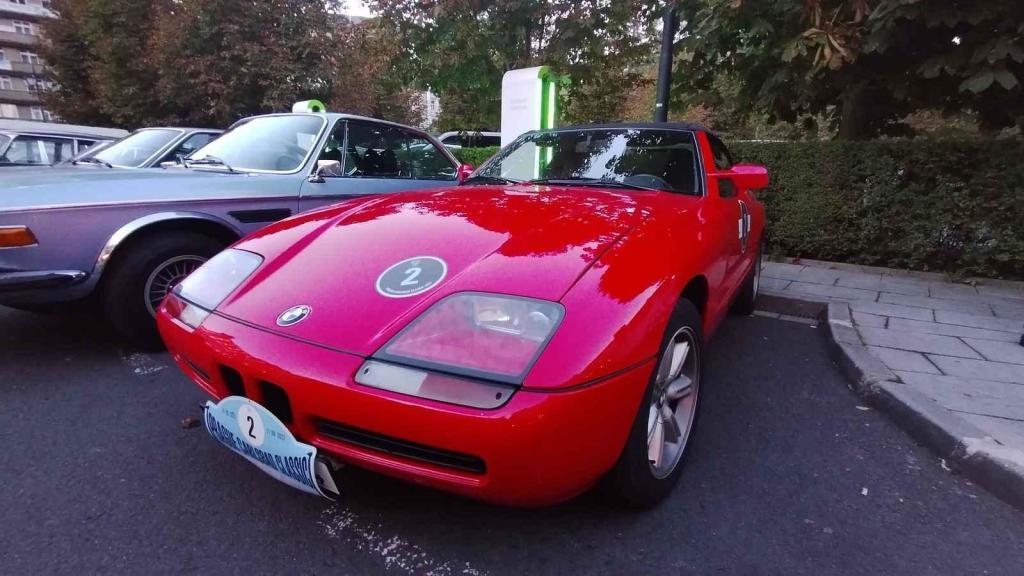 Účastníci Prague Carlsbad Classic a jejich vozy v sobotu večer před Grandhotelem Pupp.