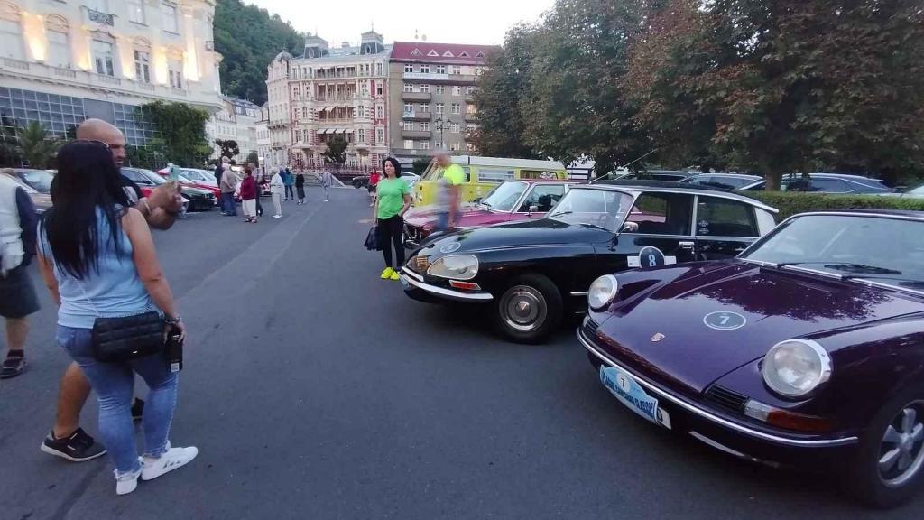 Účastníci Prague Carlsbad Classic a jejich vozy v sobotu večer před Grandhotelem Pupp.