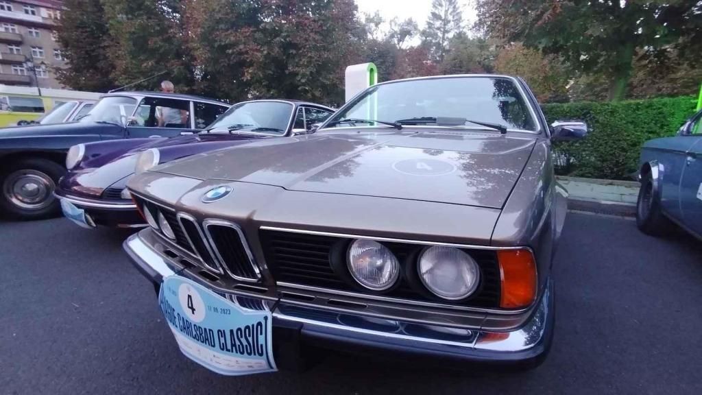 Účastníci Prague Carlsbad Classic a jejich vozy v sobotu večer před Grandhotelem Pupp.