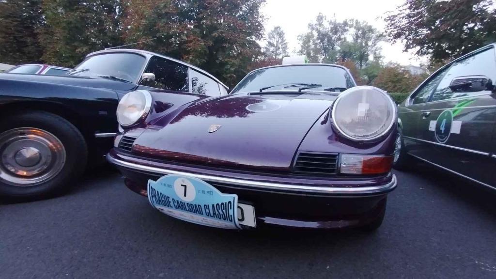 Účastníci Prague Carlsbad Classic a jejich vozy v sobotu večer před Grandhotelem Pupp.