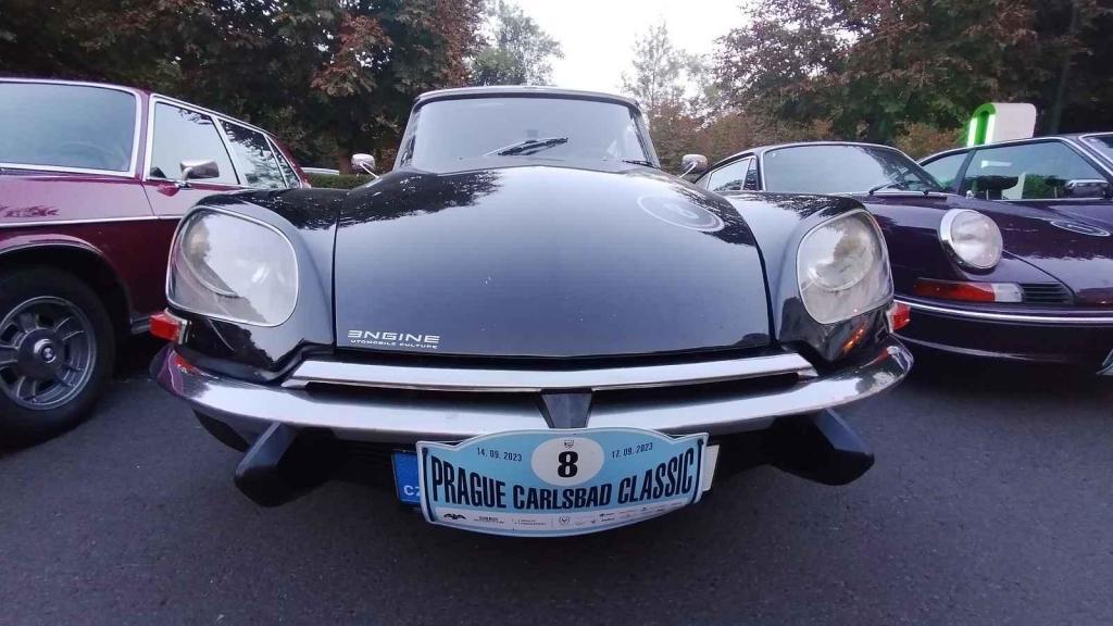 Účastníci Prague Carlsbad Classic a jejich vozy v sobotu večer před Grandhotelem Pupp.