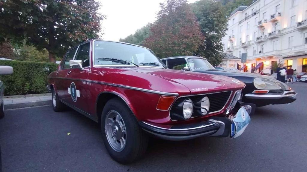 Účastníci Prague Carlsbad Classic a jejich vozy v sobotu večer před Grandhotelem Pupp.