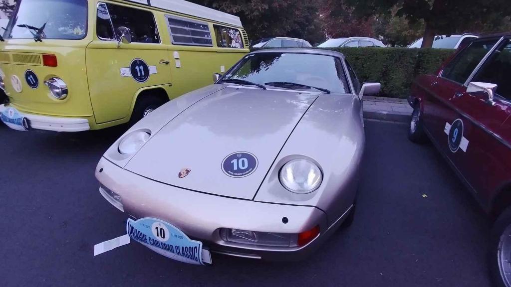 Účastníci Prague Carlsbad Classic a jejich vozy v sobotu večer před Grandhotelem Pupp.