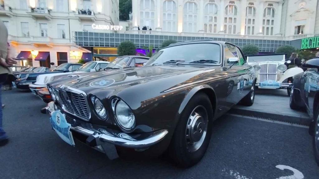 Účastníci Prague Carlsbad Classic a jejich vozy v sobotu večer před Grandhotelem Pupp.