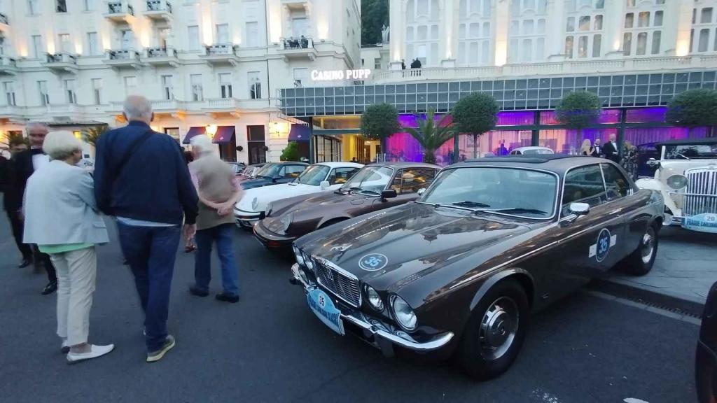 Účastníci Prague Carlsbad Classic a jejich vozy v sobotu večer před Grandhotelem Pupp.
