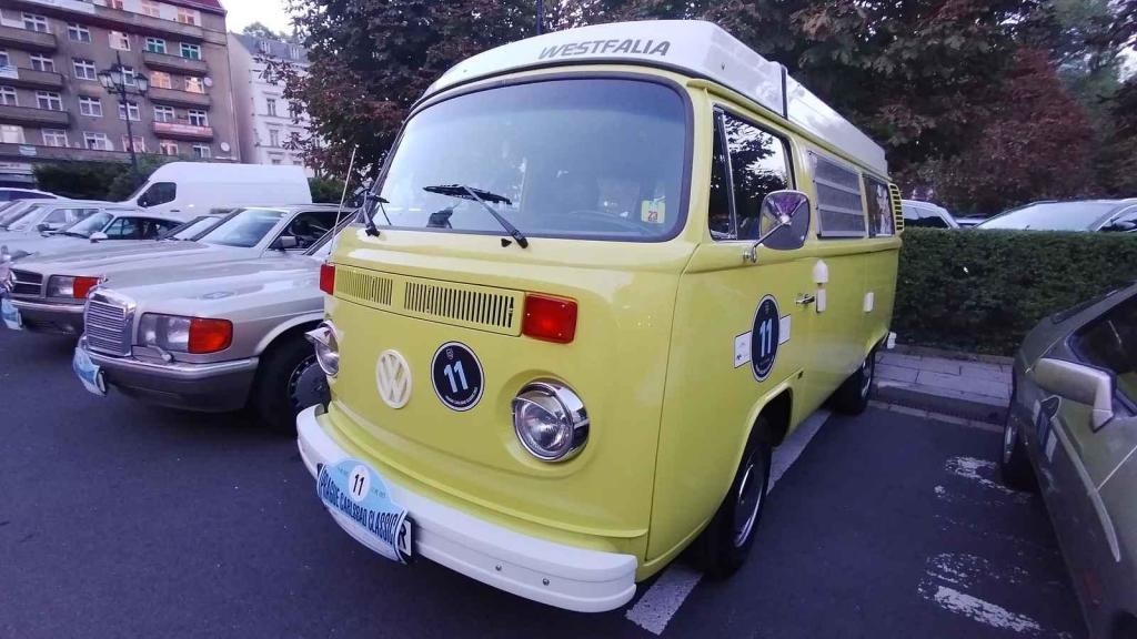 Účastníci Prague Carlsbad Classic a jejich vozy v sobotu večer před Grandhotelem Pupp.