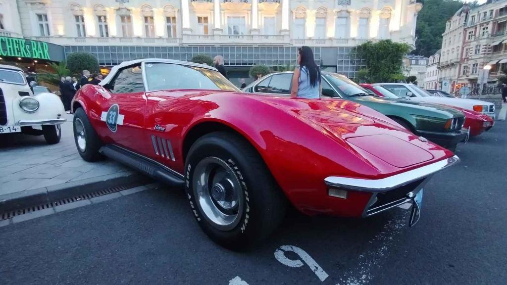 Účastníci Prague Carlsbad Classic a jejich vozy v sobotu večer před Grandhotelem Pupp.