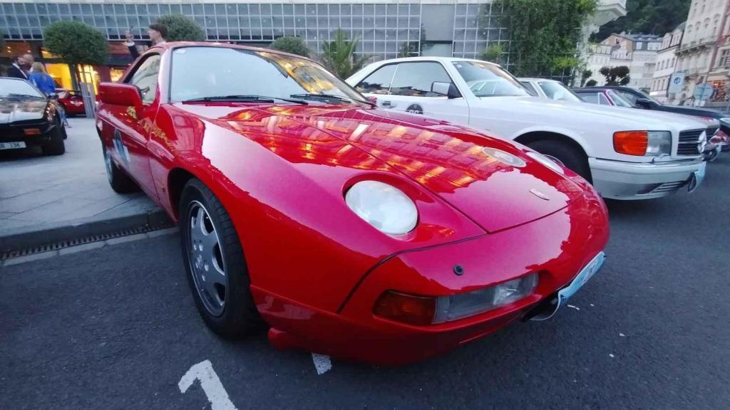 Účastníci Prague Carlsbad Classic a jejich vozy v sobotu večer před Grandhotelem Pupp.