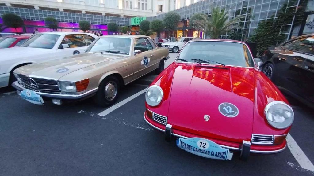 Účastníci Prague Carlsbad Classic a jejich vozy v sobotu večer před Grandhotelem Pupp.