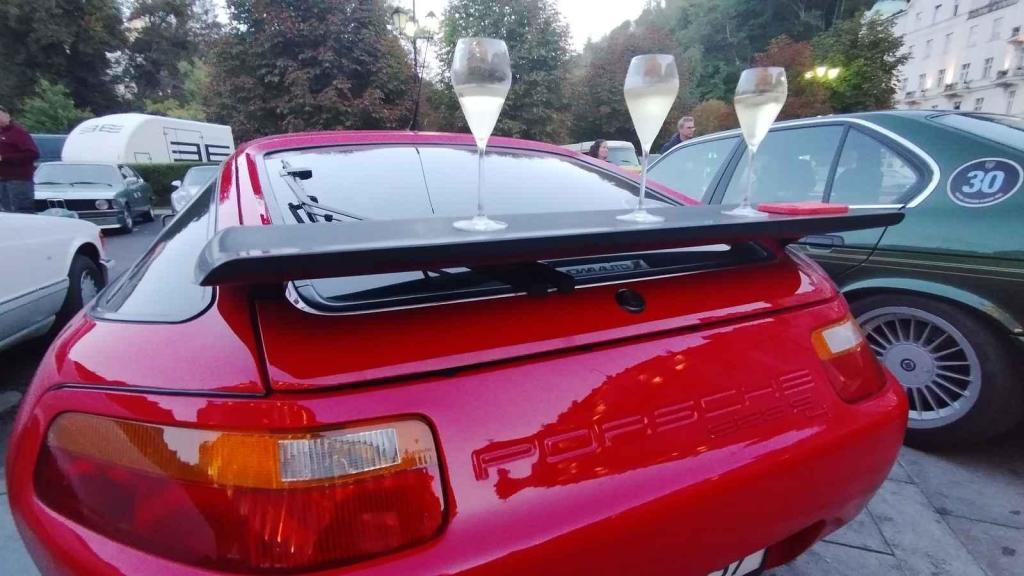 Účastníci Prague Carlsbad Classic a jejich vozy v sobotu večer před Grandhotelem Pupp.