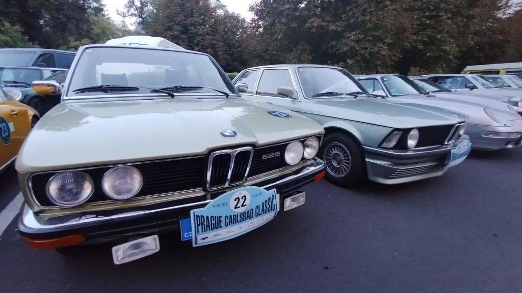 Účastníci Prague Carlsbad Classic a jejich vozy v sobotu večer před Grandhotelem Pupp.