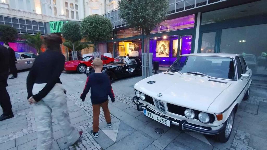 Účastníci Prague Carlsbad Classic a jejich vozy v sobotu večer před Grandhotelem Pupp.