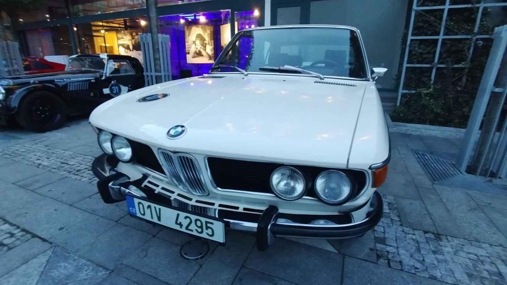 Účastníci Prague Carlsbad Classic a jejich vozy v sobotu večer před Grandhotelem Pupp.