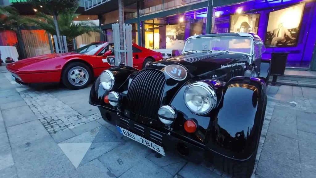 Účastníci Prague Carlsbad Classic a jejich vozy v sobotu večer před Grandhotelem Pupp.