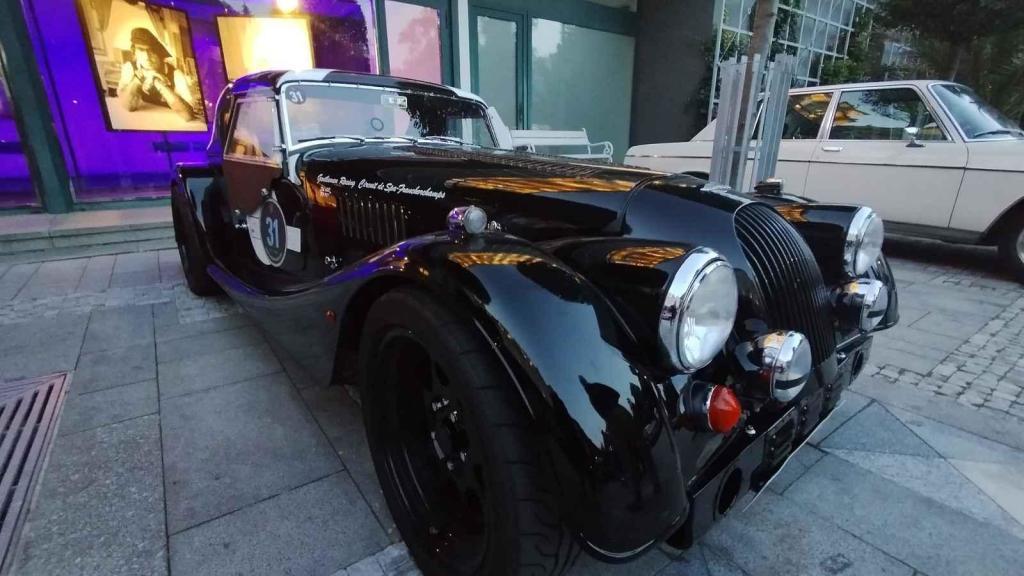 Účastníci Prague Carlsbad Classic a jejich vozy v sobotu večer před Grandhotelem Pupp.