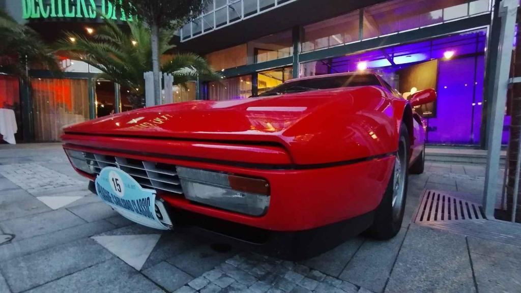 Účastníci Prague Carlsbad Classic a jejich vozy v sobotu večer před Grandhotelem Pupp.