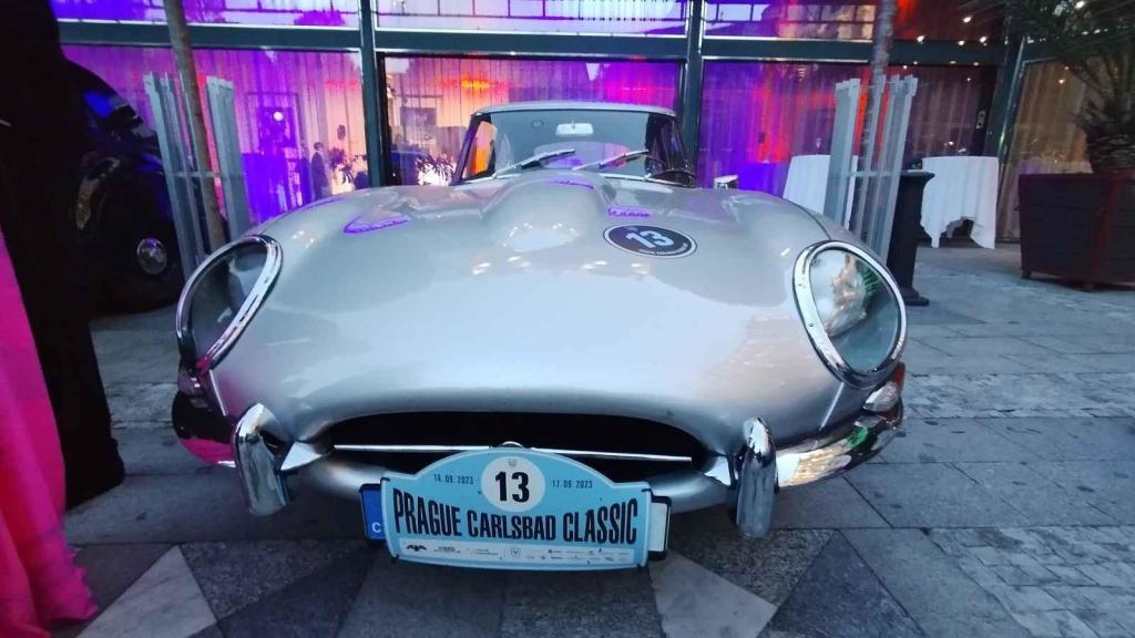 Účastníci Prague Carlsbad Classic a jejich vozy v sobotu večer před Grandhotelem Pupp.