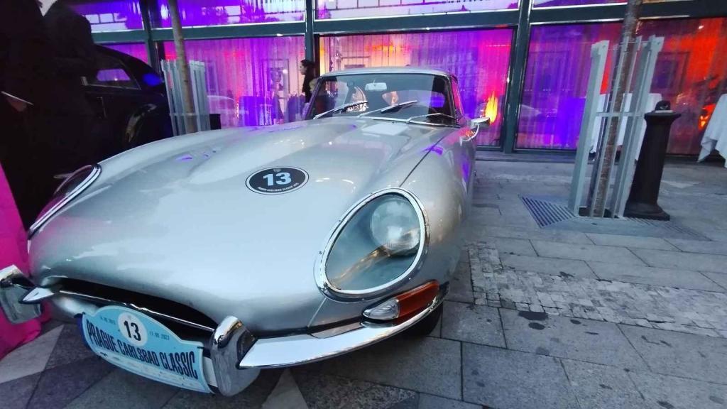 Účastníci Prague Carlsbad Classic a jejich vozy v sobotu večer před Grandhotelem Pupp.