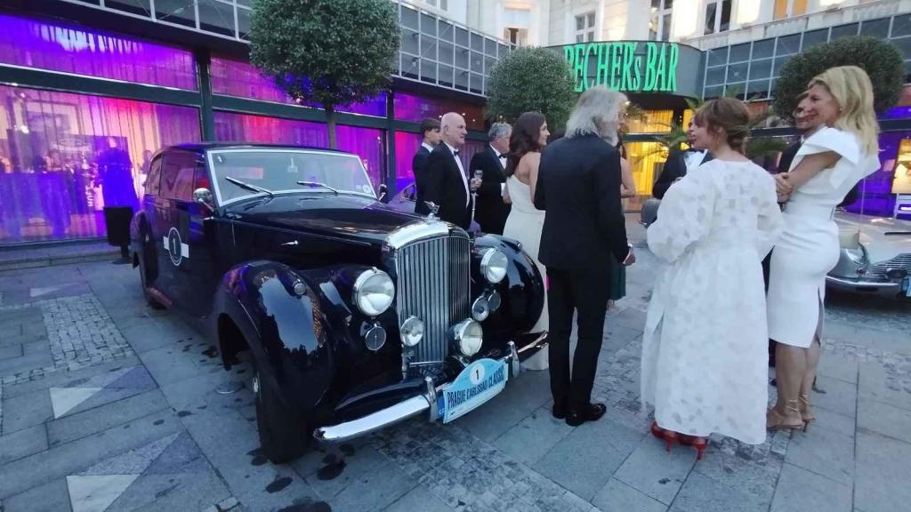 Účastníci Prague Carlsbad Classic a jejich vozy v sobotu večer před Grandhotelem Pupp.