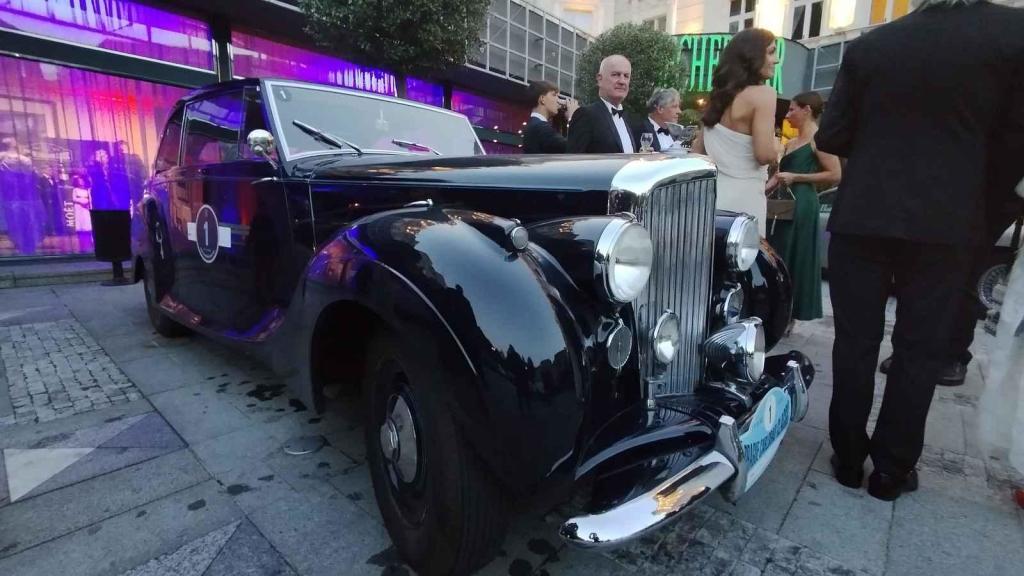 Účastníci Prague Carlsbad Classic a jejich vozy v sobotu večer před Grandhotelem Pupp.