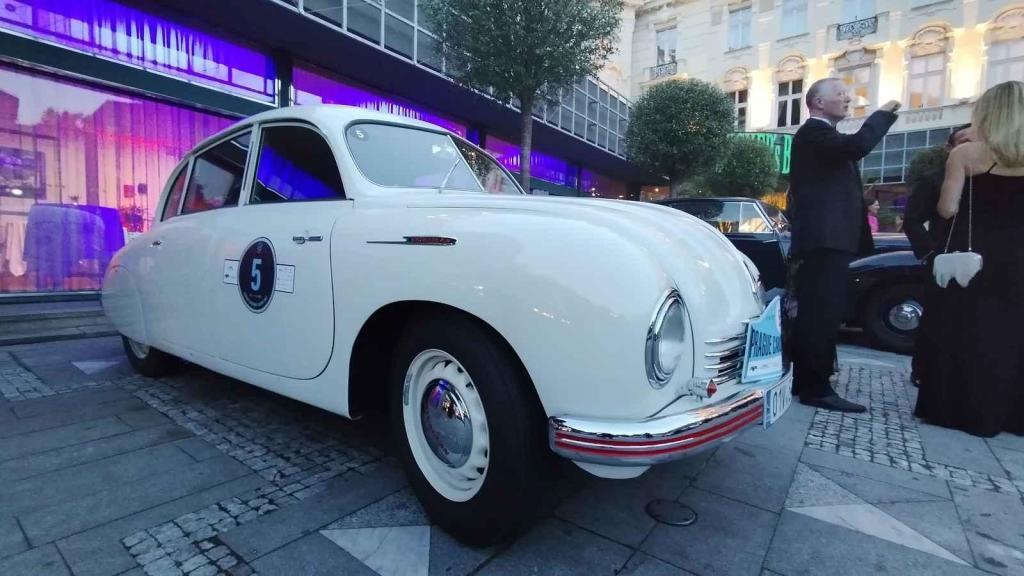 Účastníci Prague Carlsbad Classic a jejich vozy v sobotu večer před Grandhotelem Pupp.