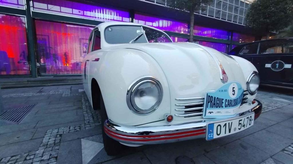 Účastníci Prague Carlsbad Classic a jejich vozy v sobotu večer před Grandhotelem Pupp.