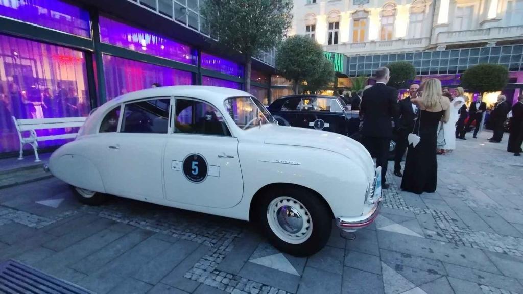 Účastníci Prague Carlsbad Classic a jejich vozy v sobotu večer před Grandhotelem Pupp.