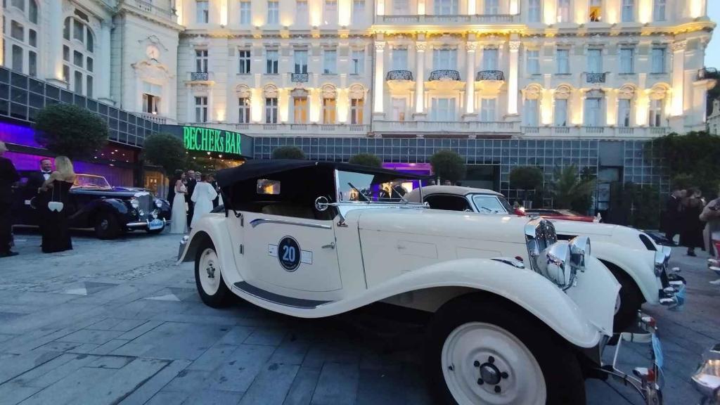 Účastníci Prague Carlsbad Classic a jejich vozy v sobotu večer před Grandhotelem Pupp.