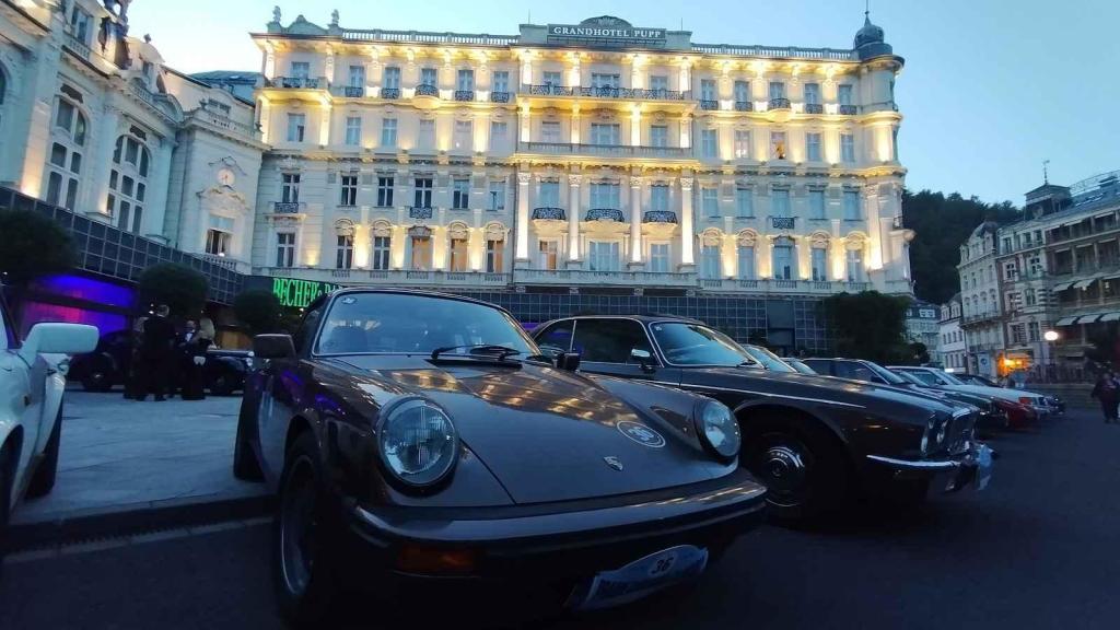 Účastníci Prague Carlsbad Classic a jejich vozy v sobotu večer před Grandhotelem Pupp.