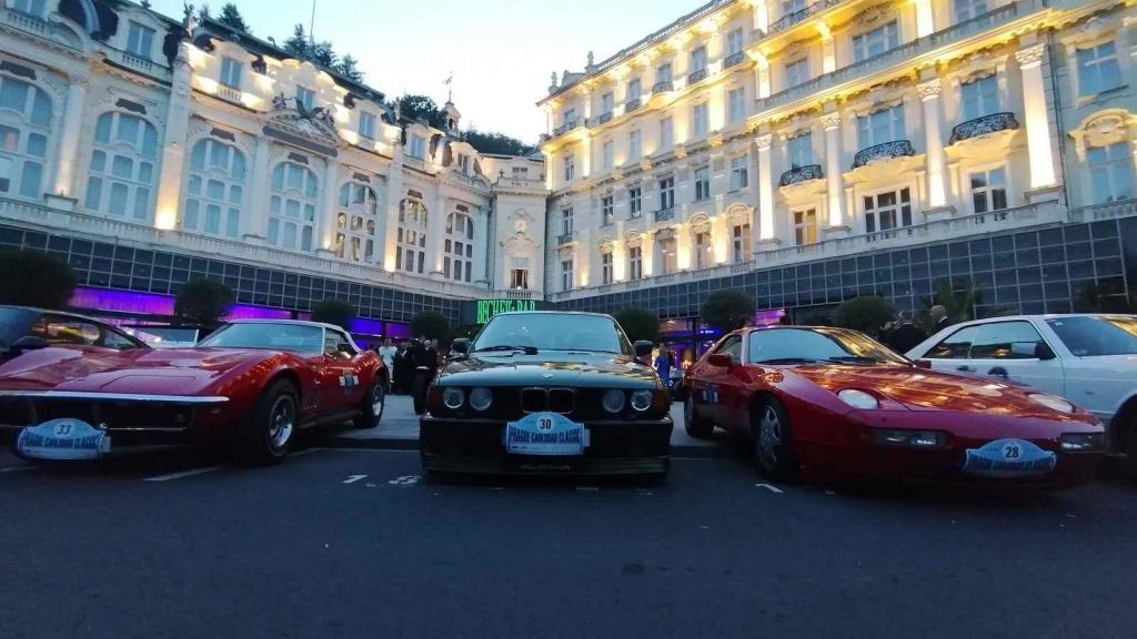 Účastníci Prague Carlsbad Classic a jejich vozy v sobotu večer před Grandhotelem Pupp.