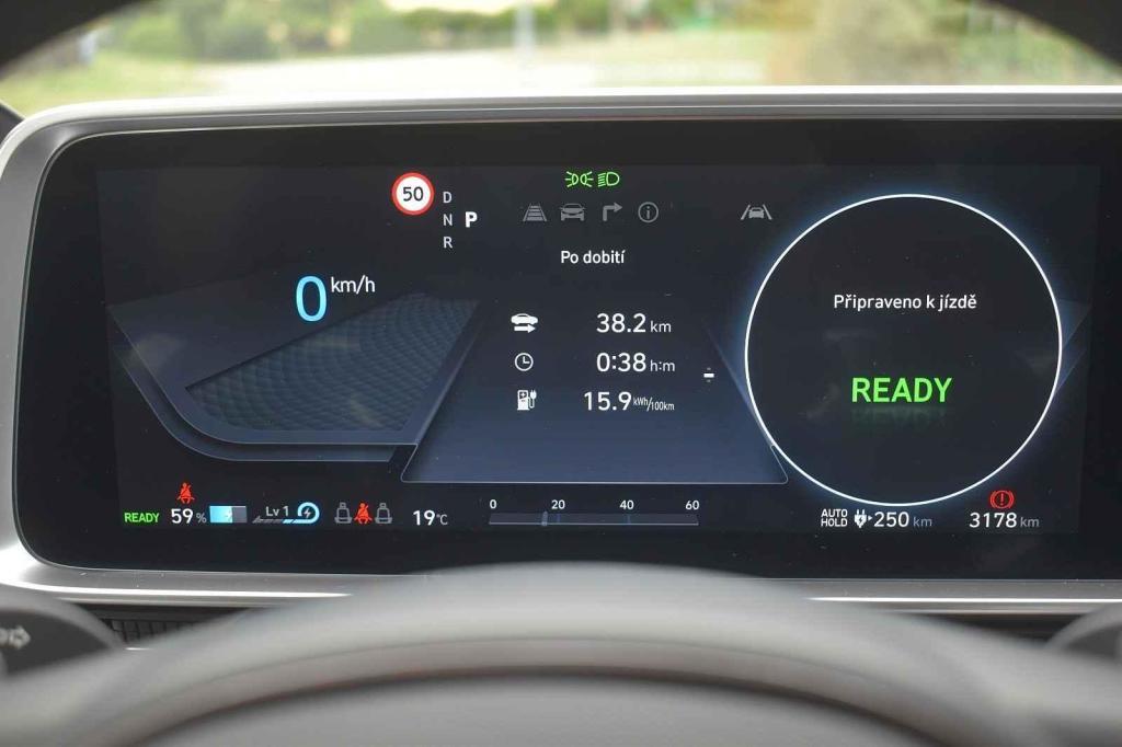 Digitální přístrojový štít obsahuje hodně údajů