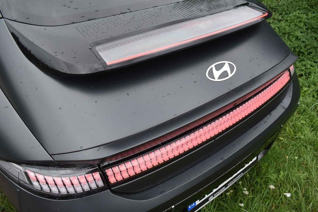 Detailní pohled na rozsvícenou záď