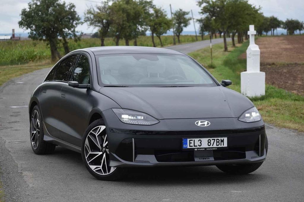 Auto působí v české krajině trošku jako zjevení