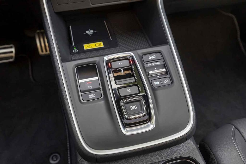 Středová konzole je jiná u plug-in hybridu