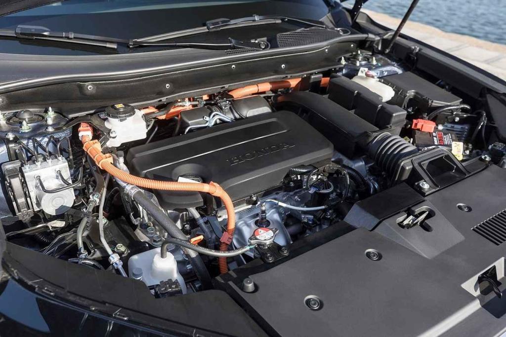 V motorovém prostoru je čtyřválec a elektromotor