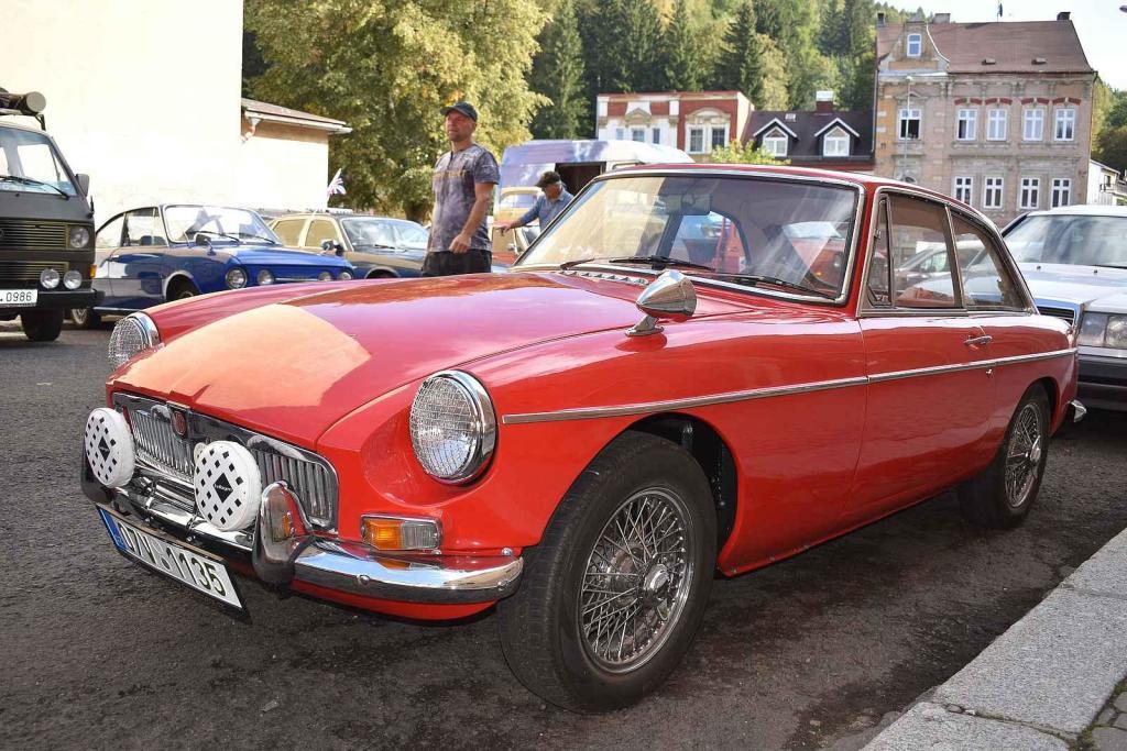 Závěr veteránské sezony přilákal stovky fandů aut i motorek