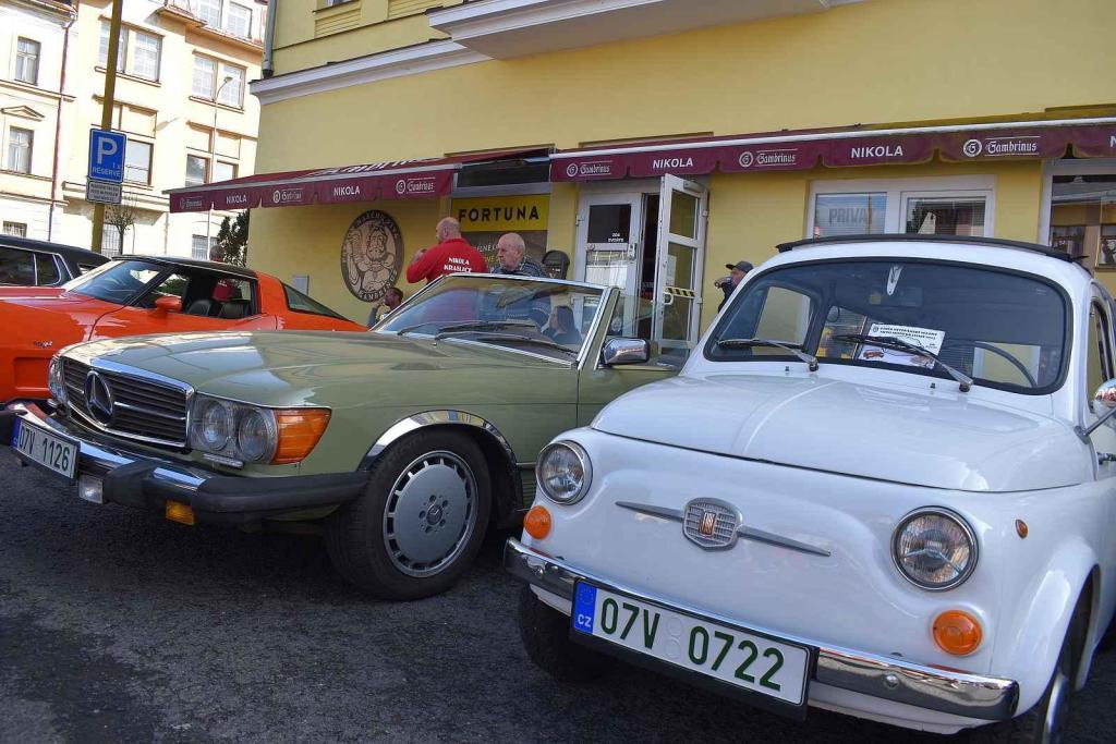 Závěr veteránské sezony přilákal stovky fandů aut i motorek