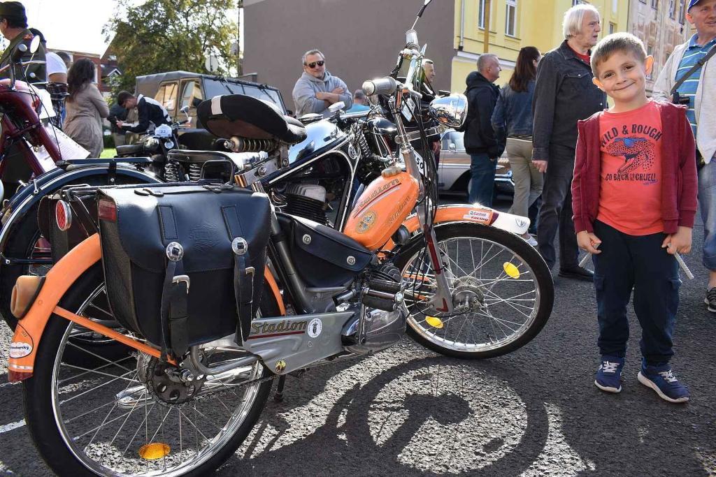 Závěr veteránské sezony přilákal stovky fandů aut i motorek