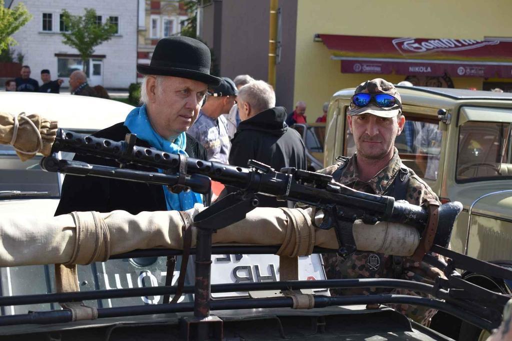 Závěr veteránské sezony přilákal stovky fandů aut i motorek